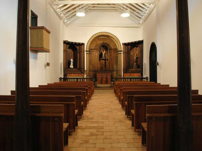 Área interna da Capela de São Miguel Arcanjo